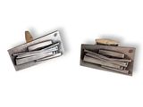 paire de boutons de manchette en argent sur fond blanc, avec des coupures de presse
