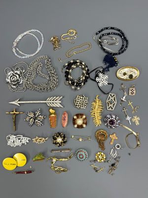 Plusieurs types de bijoux sont disposés en cercle sur une surface grise