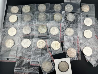 un lot de pièces de monnaie posées sur une table