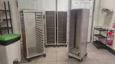 de nombreux plateaux de nourriture sur le chariot dans la cuisine