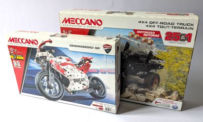 deux jouets en boîte représentant une moto sur une surface blanche