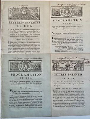 un vieux livre sur lequel sont collés tout un tas de timbres différents
