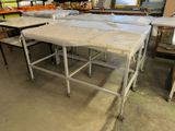 de nombreuses tables et chaises recouvertes de plastique