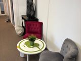 deux chaises et une table dans le couloir d'un immeuble