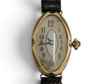 une image d'un gros plan d'une montre-bracelet sur un fond blanc