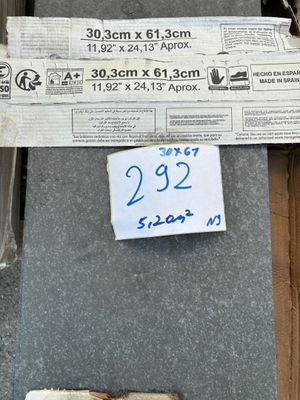 une enseigne apposée sur la façade d'un immeuble