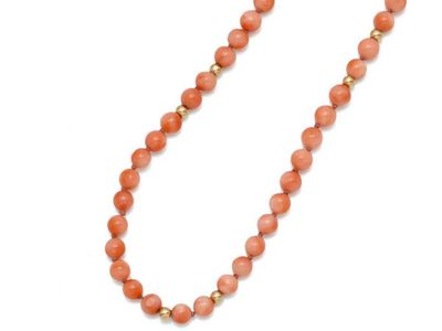 un collier de perles de corail muni d'un fermoir en or
