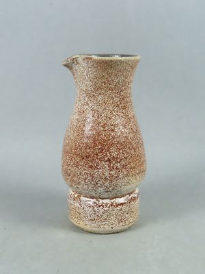 un petit vase posé sur une table