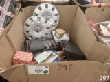 une boîte en carton remplie d'objets hétéroclites dans la rue