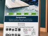 le carton d'un matelas est posé sur une table en bois