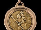 un gros plan d'une médaille d'or sur fond noir