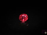 gros plan d'un diamant rouge sur une surface noire