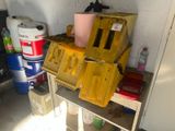 une pile de caisses et de bacs posée sur une étagère dans un garage