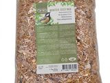 un gros plan d'un sachet de graines pour oiseaux sur fond blanc