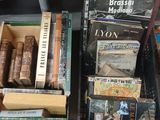 plusieurs livres sont empilés sur une étagère