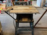 une table sur laquelle est posée une scie, dans un garage