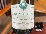 une bouteille de vin tenue par une personne
