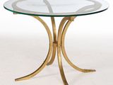 une photo d'une table en verre avec des pieds en métal doré et un plateau en verre