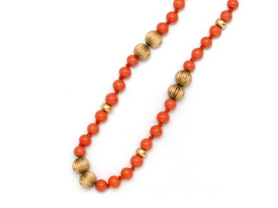 un collier composé de perles de corail et d'or