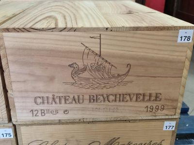une pile de caisses en bois empilées les unes sur les autres