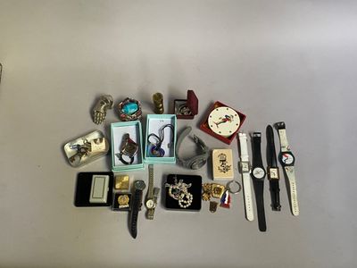 beaucoup de montres et d'autres objets posés sur la table