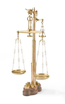 une image représentant une balance en or surmontée de deux chaînes