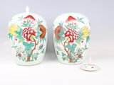 deux vases placés l'un à côté de l'autre