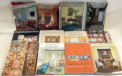 plusieurs livres sont posés sur une table recouverte d'une nappe blanche