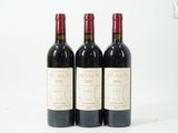 trois bouteilles de vin posées sur une surface blanche