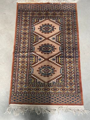 a close up of a rug with fringes on it