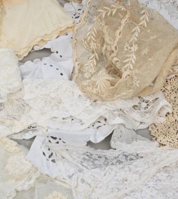 de nombreux types de lacets différents posés sur une table