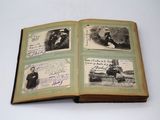 un vieux livre avec des images de personnes et du texte dessus