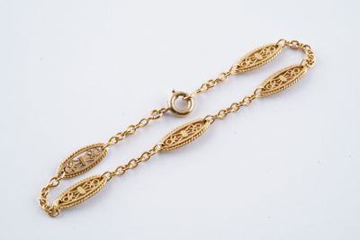 une photo d'un bracelet à chaîne en or muni d'un fermoir
