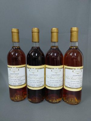 quatre bouteilles de vin sont alignées