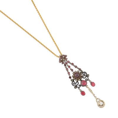 gros plan d'un collier sur fond blanc