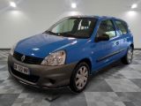 la photo d'une petite voiture bleue garée dans un garage