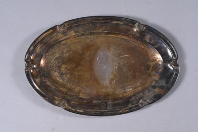 un plateau d'argent sur une table blanche avec un fond blanc