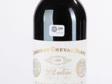 une bouteille de vin posée sur une table