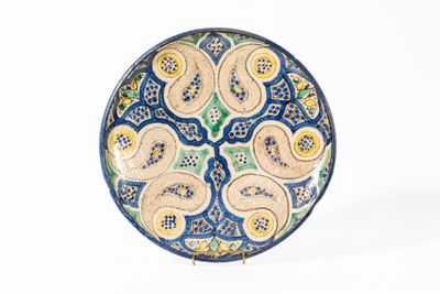 une image représentant une assiette décorative sur fond blanc