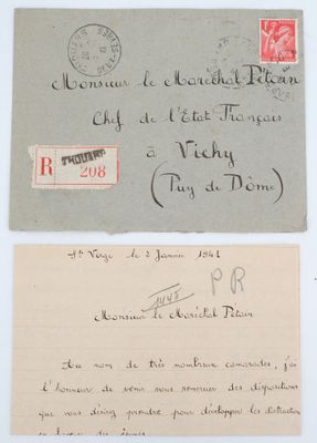 une vieille enveloppe contenant une lettre manuscrite et la photo d'une horloge