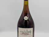 une bouteille de vin posée sur une table