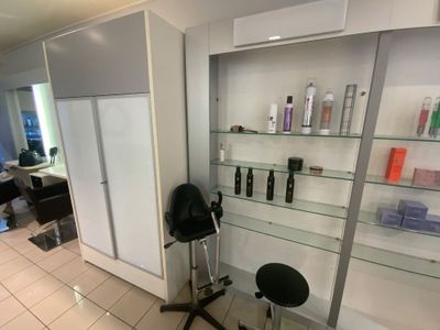 Un petit comptoir deux meubles étagères, un vestiaire deux p…