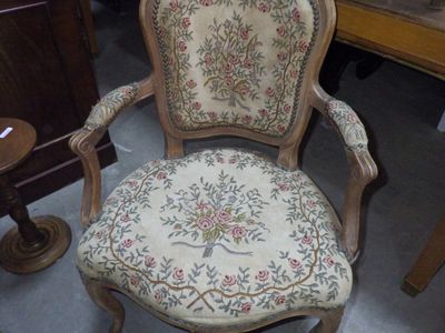 une chaise dont le dossier et l'assise sont recouverts d'un tissu à motifs floraux