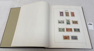 un livre ouvert dont les pages comportent des images de timbres