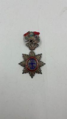 gros plan d'un badge sur une surface blanche