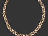 un collier à chaîne en or sur fond noir