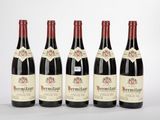 six bouteilles de vin rouge alignées