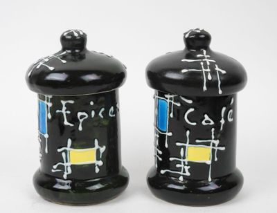 paire de salières et poivrières en céramique noire ornées de motifs bleus et jaunes