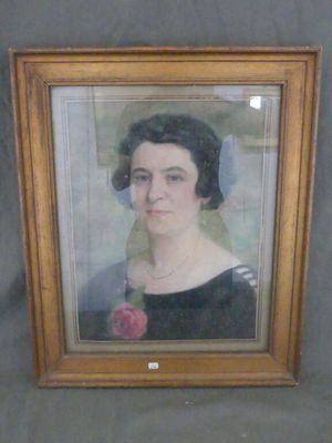 tableau représentant une femme en robe noire avec une rose dans les cheveux
