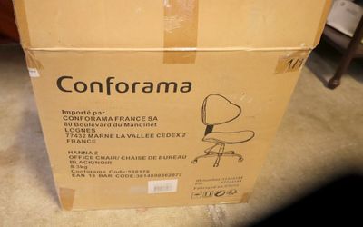 une boîte en carton sur laquelle est représentée une chaise